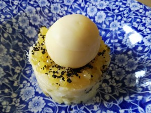 Ensalada malgueña con esfera de ajoblanco de naranja.