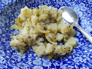 La ensalada tras romper la esfera se aliñan con el ajoblanco.