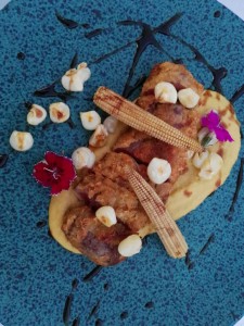 Tonkatsu de solomillo con maíz en texturas, segundo plato del showcooking de Mario Rosado durante el evento.